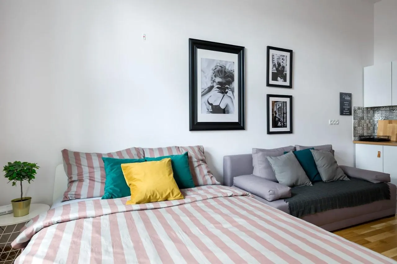 Uroczy Apartament Obok Opery I Dworca Glownego Z Netflix Krakow Apartment